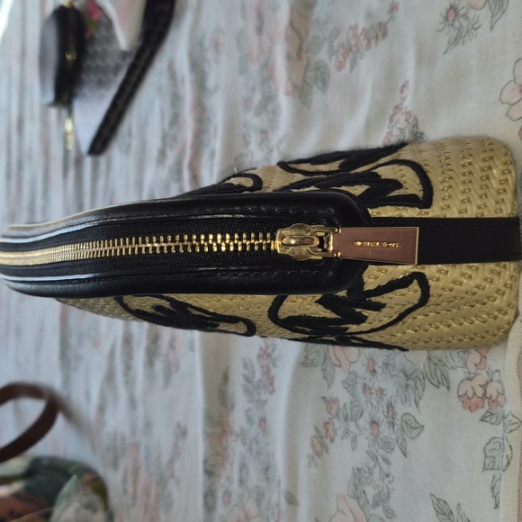 A Michael Kors Travel Bag - Picture 3 of 3